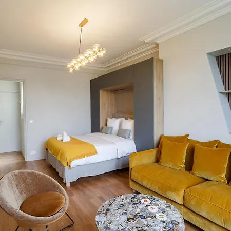 The Eiffel Tower Cosy Nest *