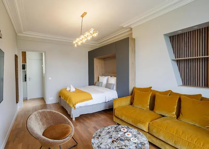 The Eiffel Tower Cosy Nest *