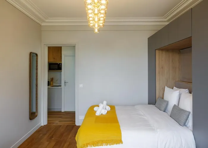 The Eiffel Tower Cosy Nest Apartment