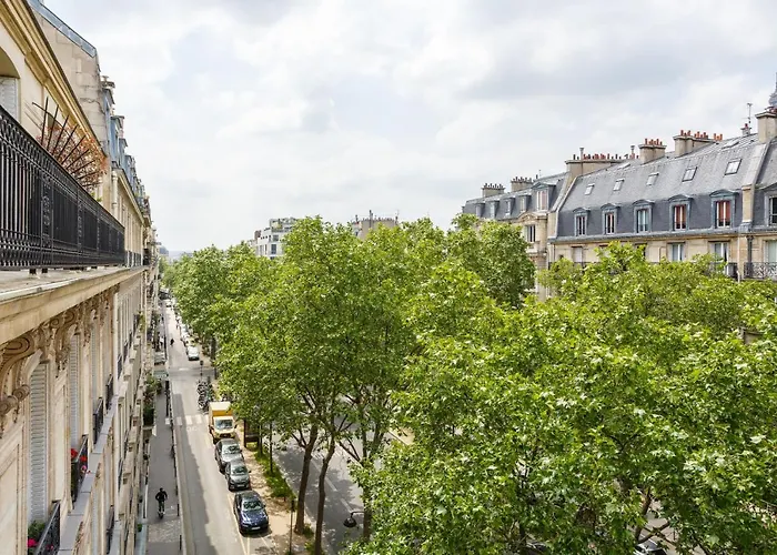 The Eiffel Tower Cosy Nest Apartment
